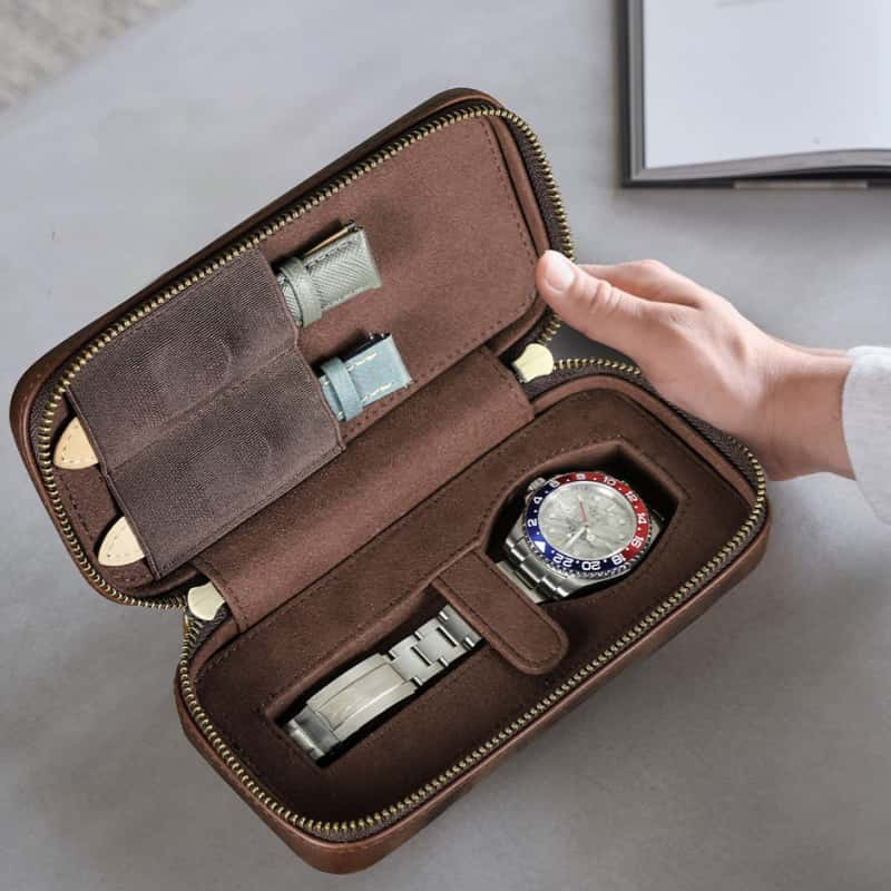 VCD-E exquisite handcrafted retro fashion dual teeth zipper 1-slot cowhide leather watch travel case interior scratch resistant fabric safeguard your watch glass, keeping it free from scratches and imperfections while in transit.