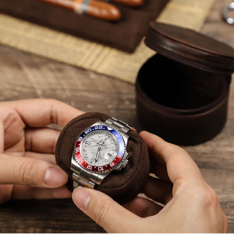 VCD-E premium handcrafted retro fashion oval shape teeth zipper 1-slot cowhide leather watch travel case round pillow slides is removable, offering added security and flexibility for different watch sizes.